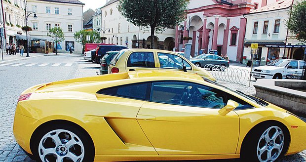 Lamborghini je symbolem luxusu. Vystoupit z něj jako dáma bude pro Banášovou vskutku oříšek