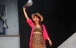Adéla Gondíková jako výstřední milionářka Tanya v muzikálu Mamma Mia!