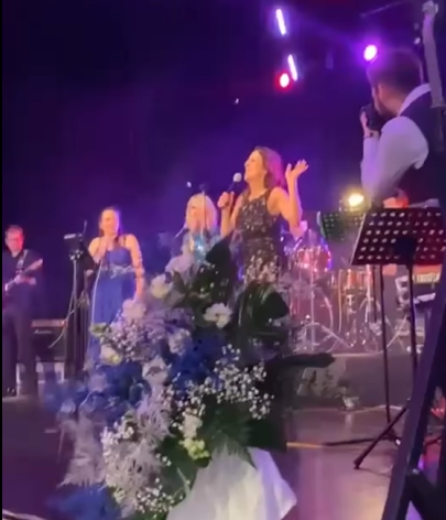 Maminka Adéla si zazpívala na maturitním večírku dcery.