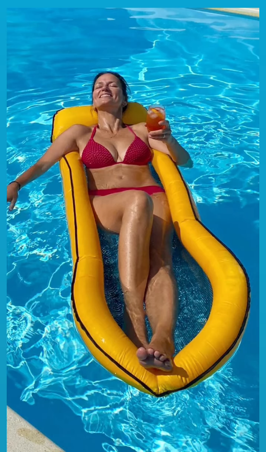 Adéla Gondíková v bazénu