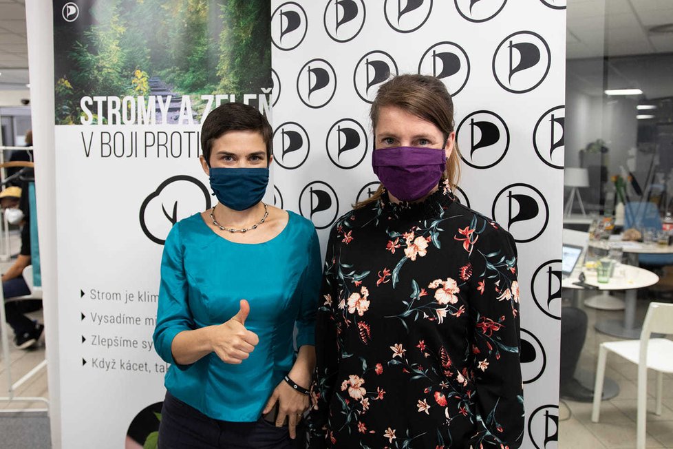 Pirátky Olga Richterová a Adéla Šípová, jedna poslankyně , druhá senátorka