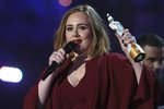 Adele na předávání BRIT Awards, ocenění Billboard Music Awards nemohla převzít osobně.