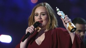 Adele na předávání BRIT Awards, ocenění Billboard Music Awards nemohla převzít osobně.