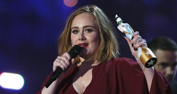 Adele na předávání BRIT Awards, ocenění Billboard Music Awards nemohla převzít osobně.