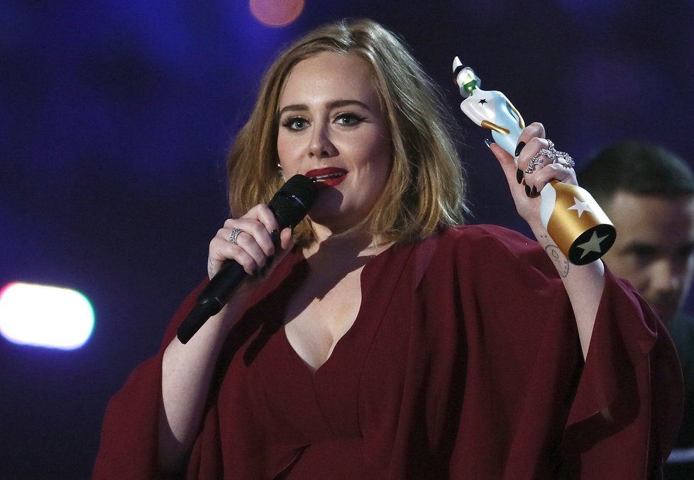 Adele na předávání BRIT Awards, ocenění Billboard Music Awards nemohla převzít osobně.