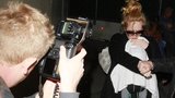 Adele poprvé po porodu na veřejnosti: Dítě ukryla pod bílou deku