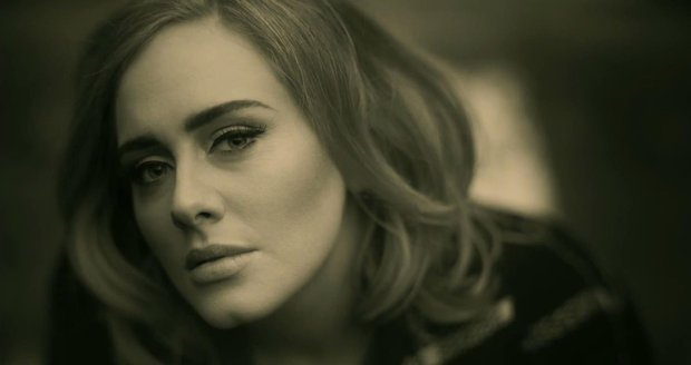 Zpěvačka Adele v klipu singlu Hello