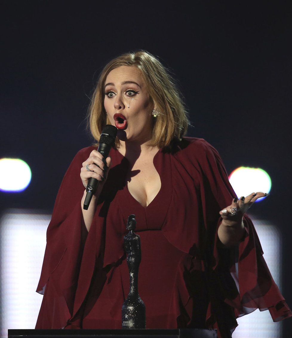 Adele se vrátila na britská pódia. Na první vystoupení přišlo 11 tisíc lidí.