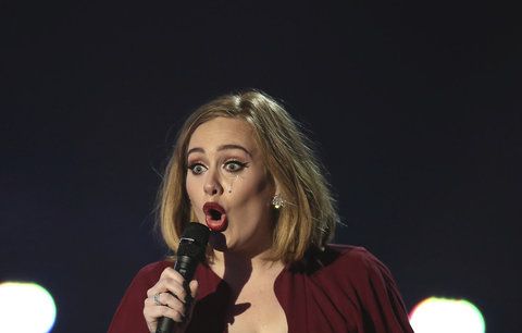 Adele se vrátila na domácí pódia: Příjemně staromódní show, ocenila její vystoupení britská média