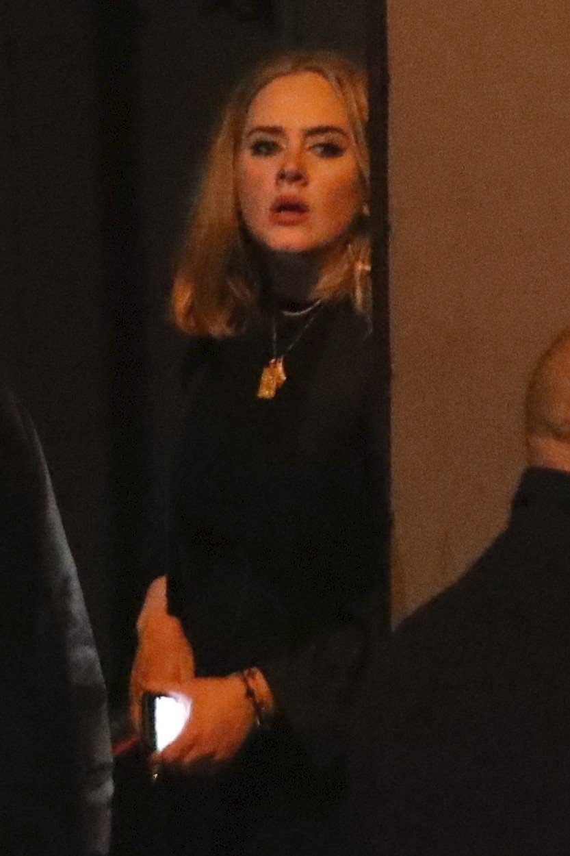 Adele na letošních Oscarech - takto nakukovala ze dveří na party Beyonce.