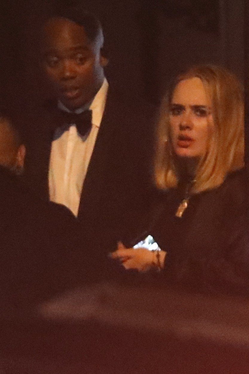 Adele na letošních Oscarech - takto nakukovala ze dveří na party Beyonce.