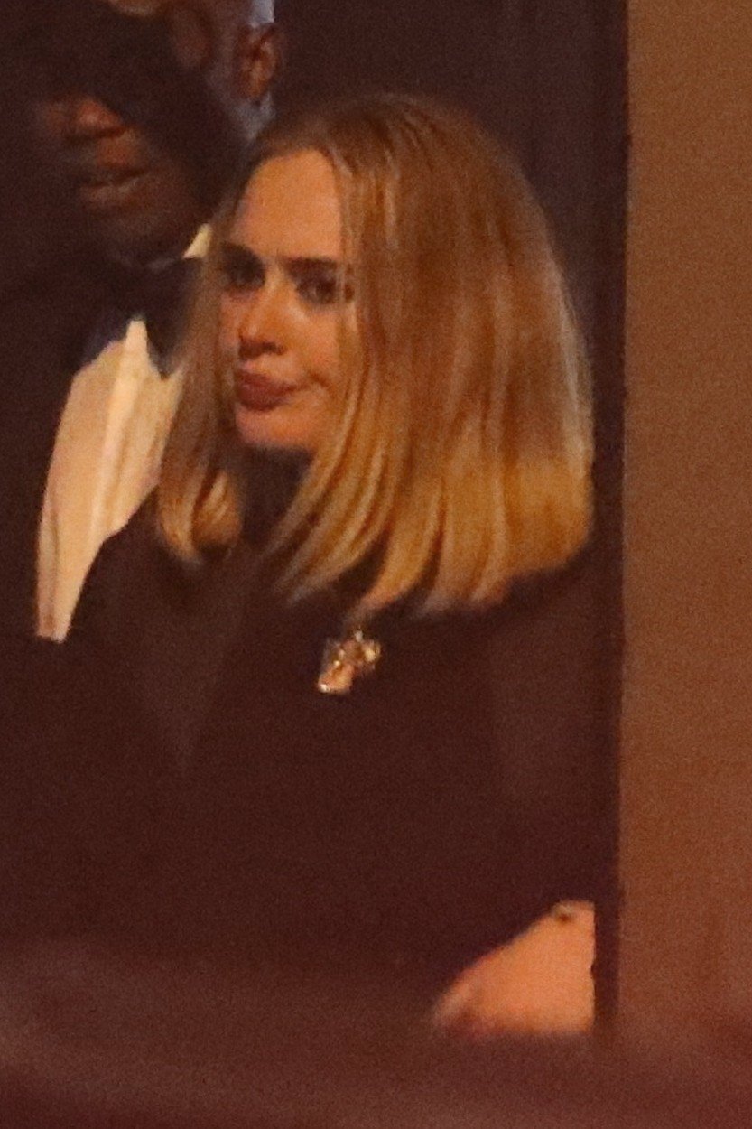 Adele na letošních Oscarech - takto nakukovala ze dveří na party Beyoncé.