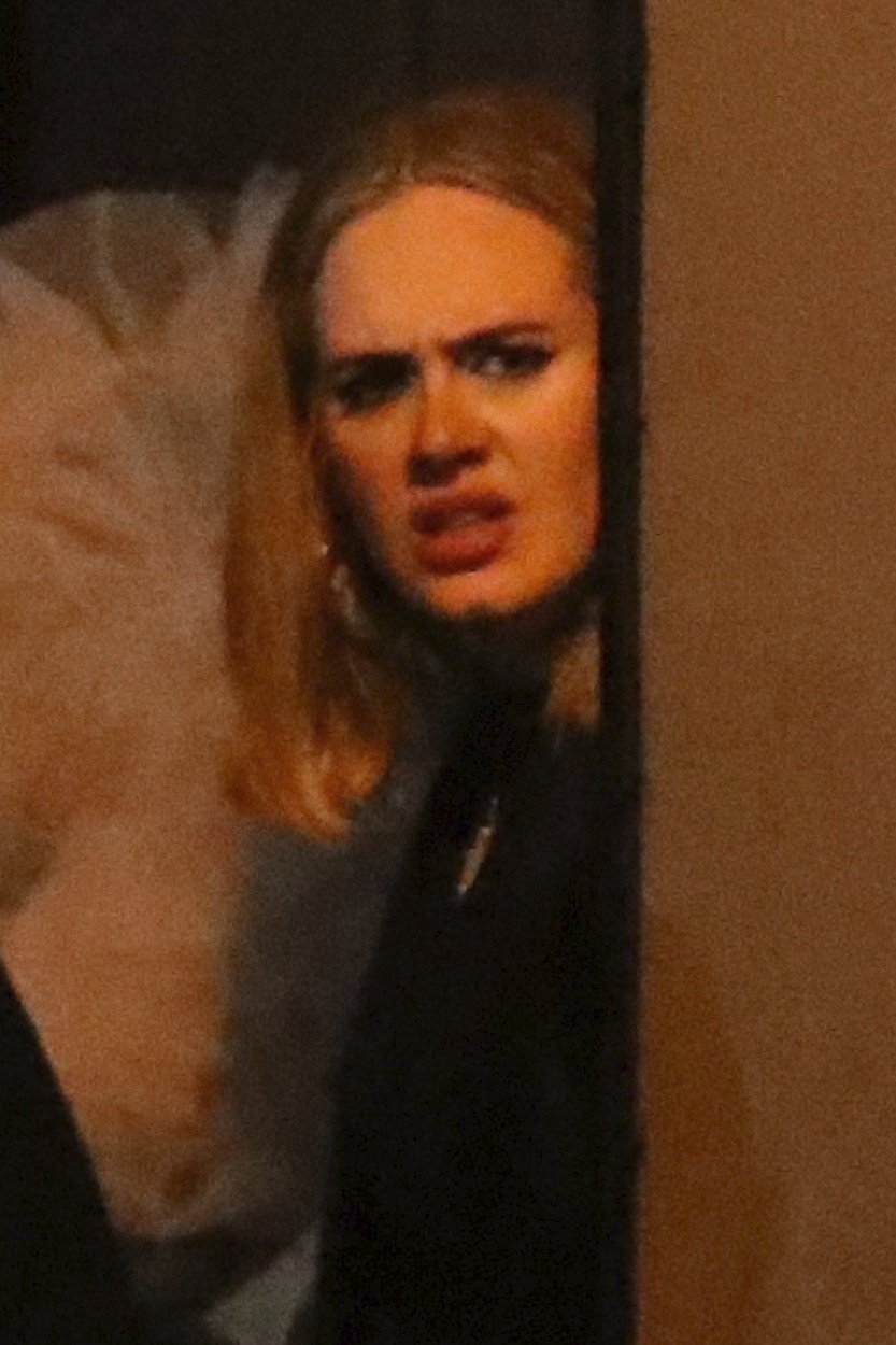 Adele na letošních Oscarech - takto nakukovala ze dveří na party Beyonce.