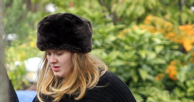 Adele na procházce pár dní před porodem