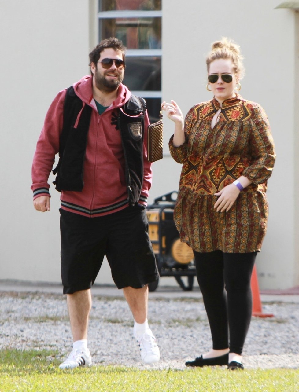 Těhotná Adele se svým přítelem Simonem Koneckim