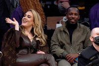 Zamilovaná Adele zazářila s přítelem na basketu: Vynesla kabát za 117 tisíc!