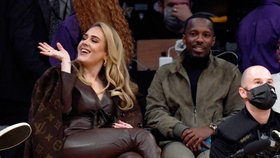 Zamilovaná Adele zazářila s přítelem na basketu: Vynesla kabát za 117 tisíc!