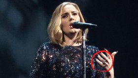Prsten na levém prsteníčku Adele znovu rozvířil spekulace o tom, zda se vdala, nebo ne.