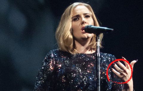 Adele se o Vánocích tajně vdala?! Podle britského tisku o tom svědčí její prsten