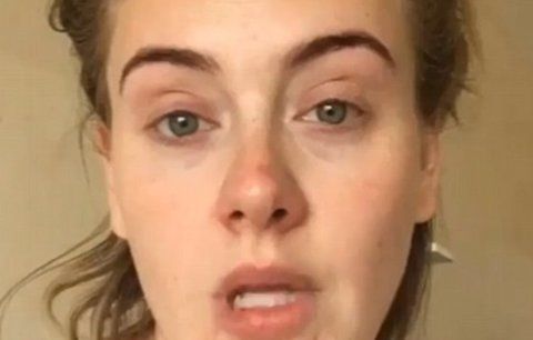 Zpěvačka Adele na videu bez make-upu a s nudlí u nosu! Podívejte se!