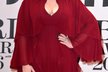 Adele na červeném koberci během udílení Brit Awards.