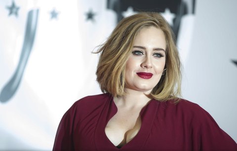 Zpěvačce Adele se sice daří, ale šaty si vybrat neumí! Posuďte sami