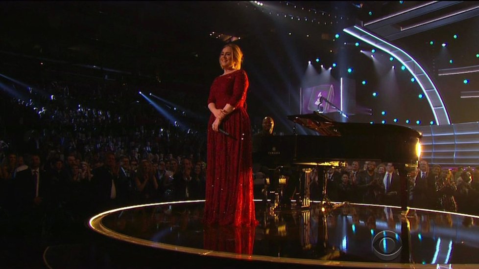 Adele během vystoupení na Grammy 2016.