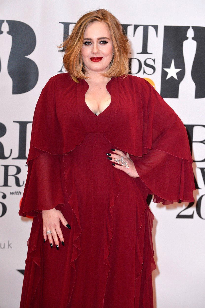 Adele na červeném koberci během udílení Brit Awards.