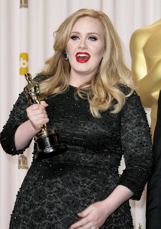 Adele v černé potřetí: tentokrát v krajkových šatech na Oscarech.