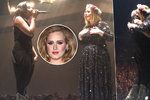 Adele na pódium vytáhla neznámou dívku, netušila, že je to zpěvačka nominovaná na cenu Grammy.