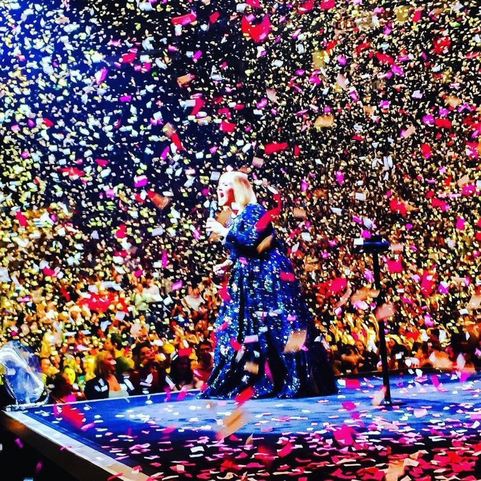 Během koncertu Adele pršely papírky s vyznáním lásky.