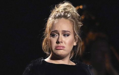 Adele cloumaly emoce.