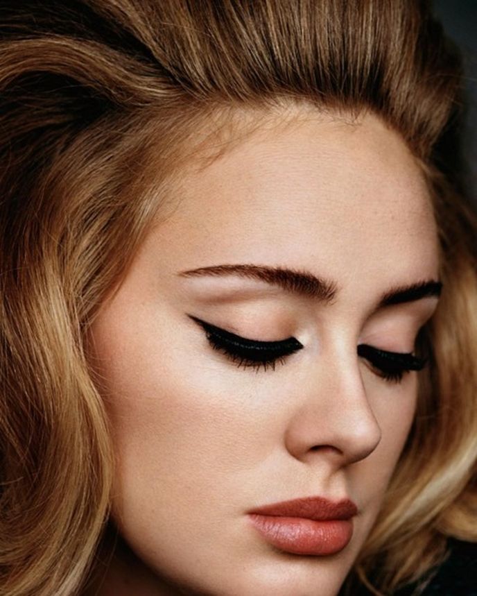 K Adele patří výrazné linky a husté řasy.