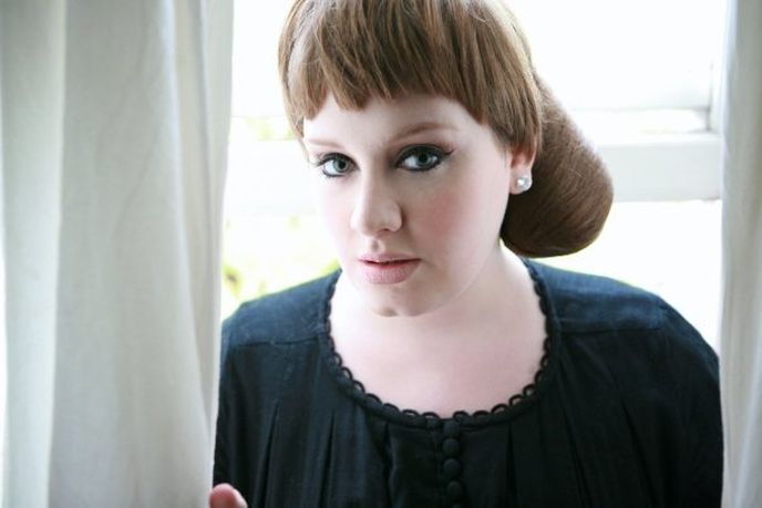 Adele v roce 2008, kdy s pěveckou kariérou začínala.