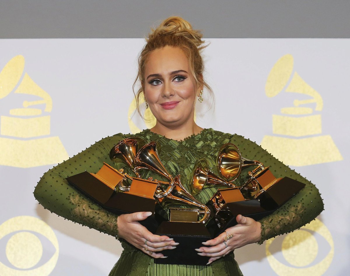 Adele vystupovala na Grammy v zelených šatech od Givenchyho.