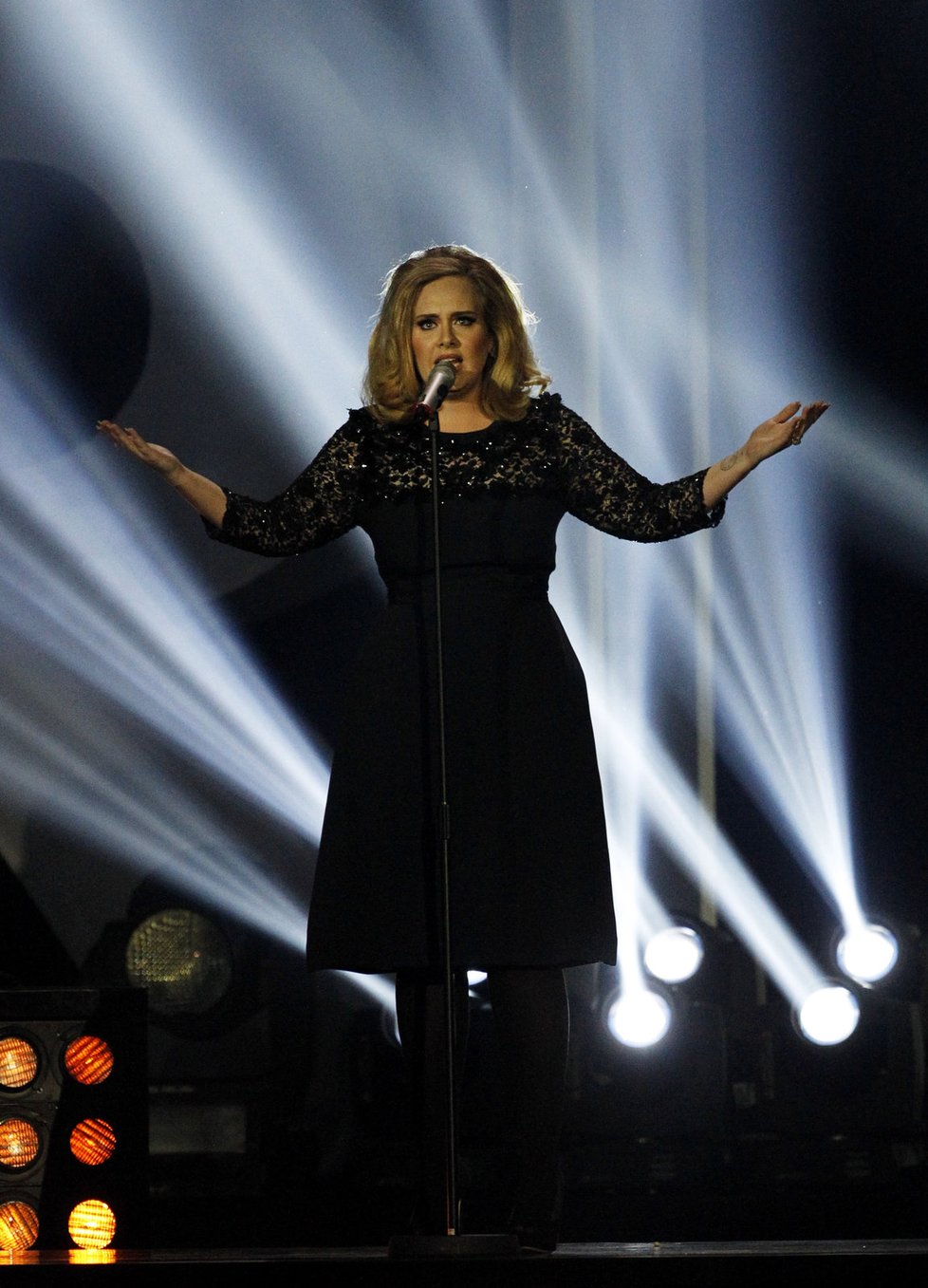 Adele během večera zazpívala svůj hit