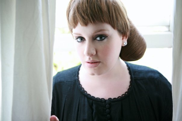 Adele v roce 2008, kdy s pěveckou kariérou začínala.