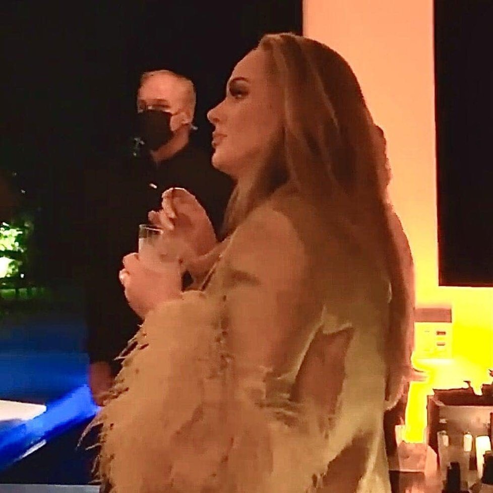 Adele se bavila na oscarové afterparty.