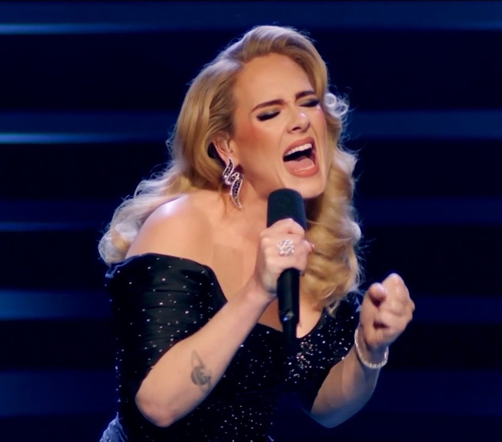 Adele na koncertě v Londýně, který se zároveň živě přenášel v televizi