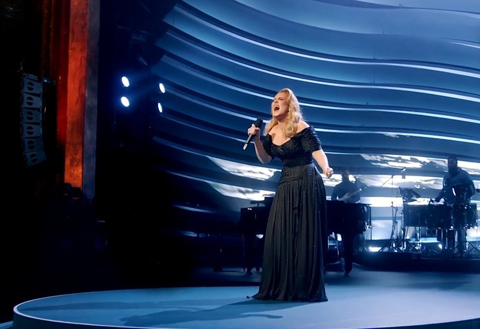 Adele na koncertě v Londýně, který se zároveň živě přenášel v televizi