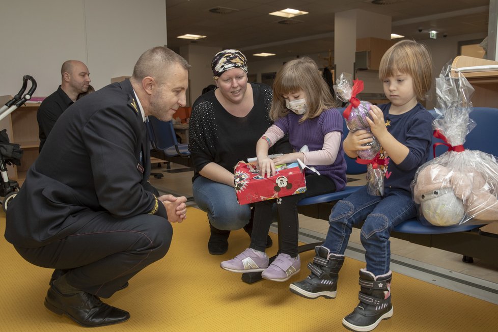 I přes nezbytnou roušku přes tvář je na Adélce znát čistá dětská radost a nadšení. Jednak z dárků, které od příslušníků vězeňské služby obdržela, hlavně také z toho, že je vůbec mezi námi.