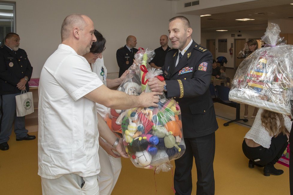 Generální ředitel vězeňské služby Petr Dohnal věnuje hračky, které vyrobili odsouzenci několika českých věznic, dětskému kardiocentru v FN Motol.