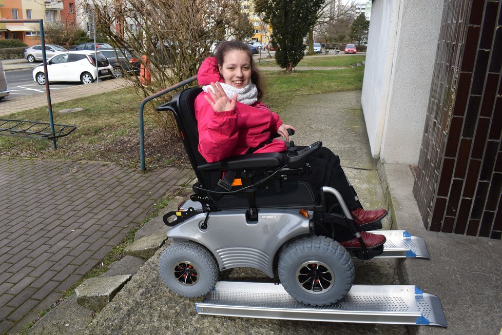 Šťastná Adélka při své první jízdě na elektrickém vozíku.