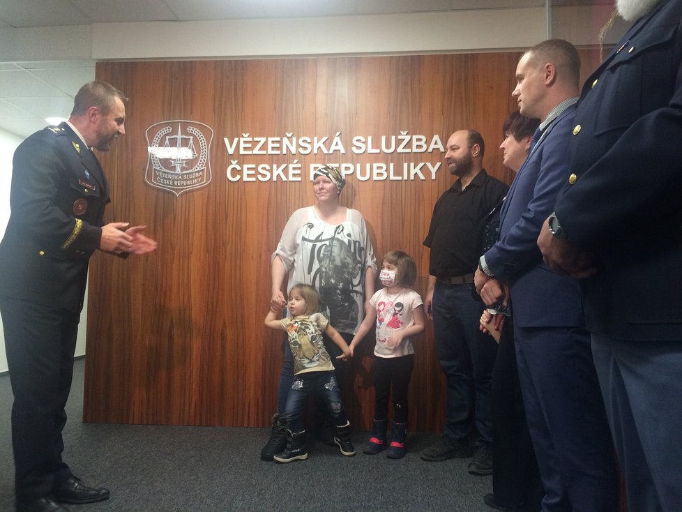Poukaz v hodnotě 1 443 026 Kč, kterým veřejnost pomohla Adélce i její rodině, předal generální ředitel Vězeňské služby ČR Petr Dohnal.