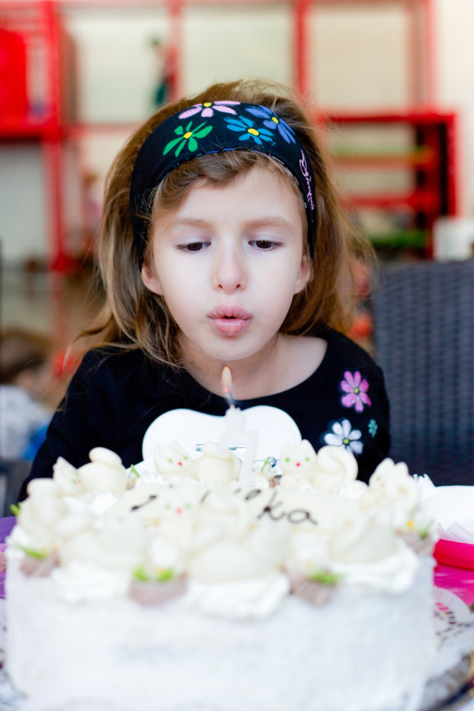 Adélka, která má křehké kosti kvůli nevyléčitelné nemoci, oslavila sedmé narozeniny.
