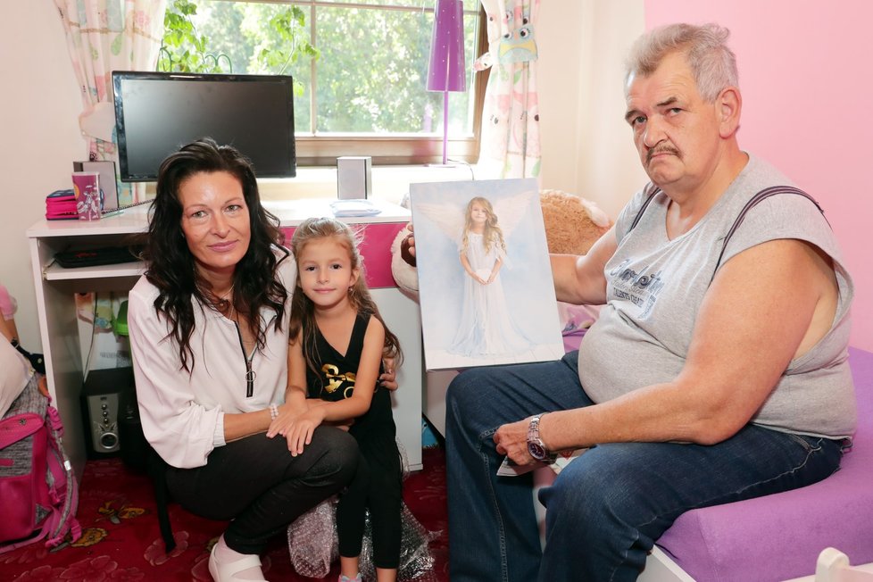 Na památku dostal důchodce Antonín obrázek s fotografií Adélky.