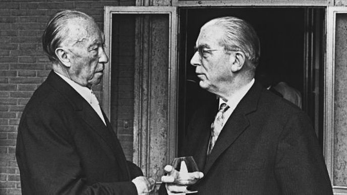 Kancléř Konrad Adenauer (vlevo) a jeho dlouholetý kolega, někdejší nacista Hans Globke, na fotce z roku 1963