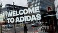 Prodejna Adidas v Berlíně v čase koronavirové pandemie