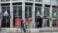 Prodejna Adidas v Berlíně v čase koronavirové pandemie