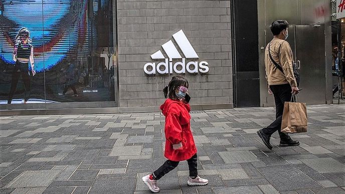 Potíže má také výrobce sportovního oblečení Adidas.